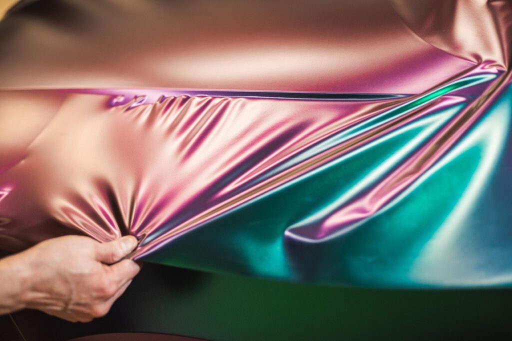 Dzięki tym zaletom oklejenie folią staje się atrakcyjną alternatywą dla osób chcących chronić swój pojazd lub po prostu nadać mu nowy charakter bez potrzeby trwałych ingerencji w strukturę pojazdu