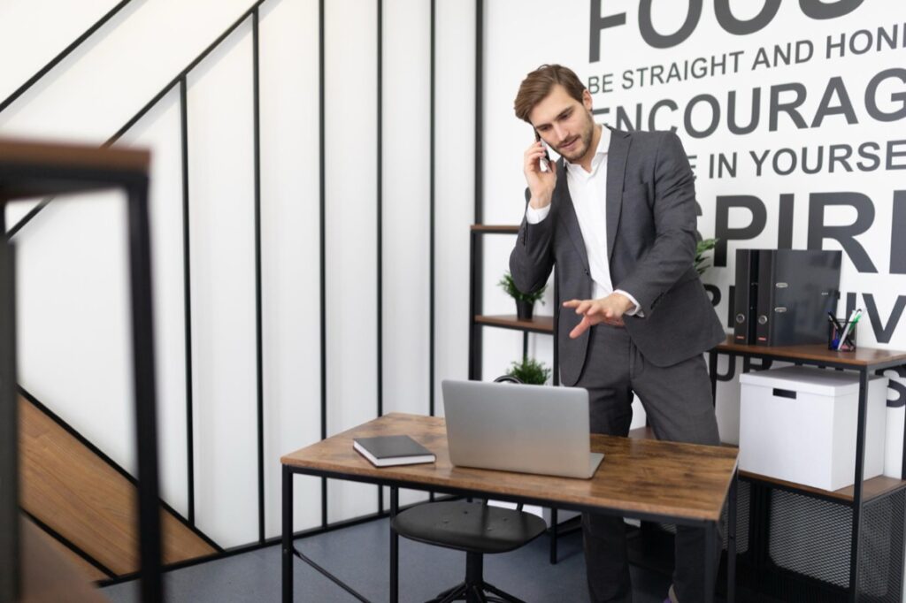 Nowa odsłona ThinkBooka 16 G8 przynosi kilka kluczowych aktualizacji względem poprzedników – zarówno pod względem wydajności, jak i wszechstronności