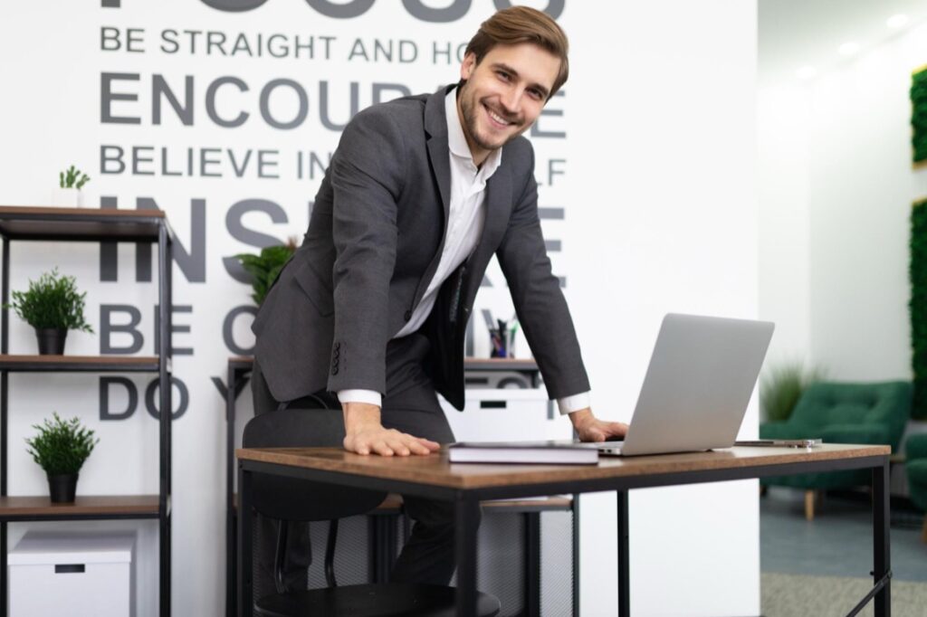 Nowa odsłona ThinkBooka 16 G8 przynosi kilka kluczowych aktualizacji względem poprzedników – zarówno pod względem wydajności, jak i wszechstronności