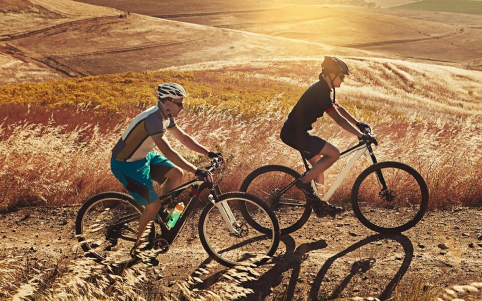 Rowerem po Orlich Gniazdach: Jak wybrać odpowiednie ubezpieczenie na przygodową podróż?